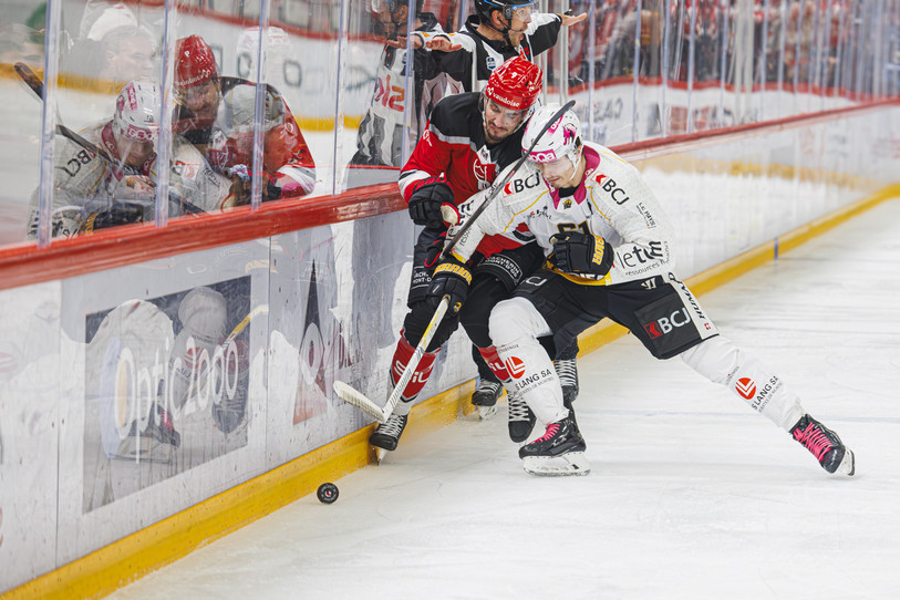 Fabio Arnold (ici à droite au duel avec le Lausannois Damien Riat) va manquer les deux matches du week-end du HC Ajoie (photo : KEYSTONE/Valentin Flauraud).
