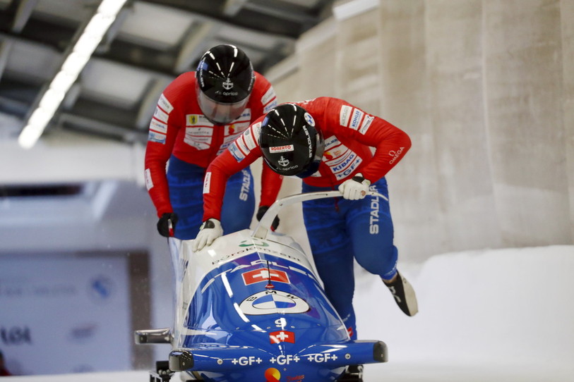Quentin Juillard (au 2e plan) et Cédric Follador ont pris la 11e place à Sigulda. (Photo: EPA/TOMS KALNINS)