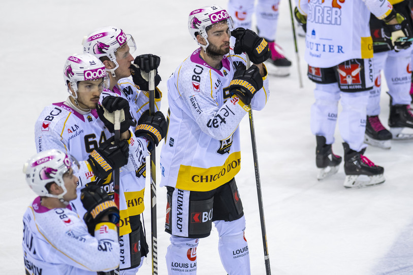 Les joueurs du HC Ajoie ont bouclé la partie avec des visages fermés (photo : KEYSTONE/Martial Trezzini).
