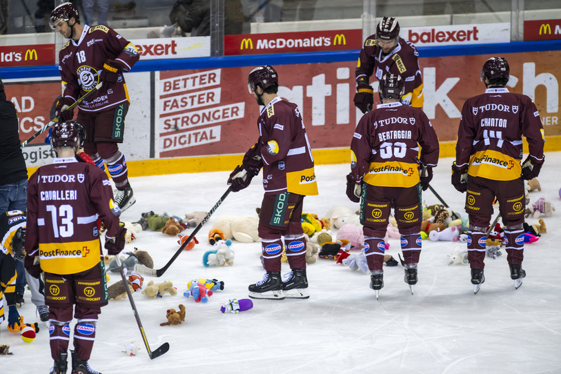 Le public a pu lancer des peluches sur la glace après le 1er but genevois samedi soir pour les offrir à des enfants hospitalisés et des associations caritatives (photo : KEYSTONE/Martial Trezzini).