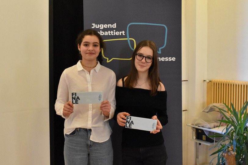 Lucrezia Bridy et Lilia Sophia Benedjem du collège des Terreaux ont remporté la finale régionale de l'Arc jurassien de La jeunesse débat. (Photo : YES)