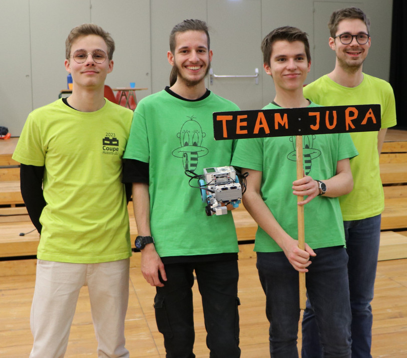 L’Association Robots-JU a pris les deux premières places du classement général de la catégorie senior. L’équipe vainqueur de la catégorie senior est composée de Sam Houser (coach), Akil Studer, Amélien Lovis, Daniel Renaud (coach) (de gauche à droite). Photo : Association Robots-JU