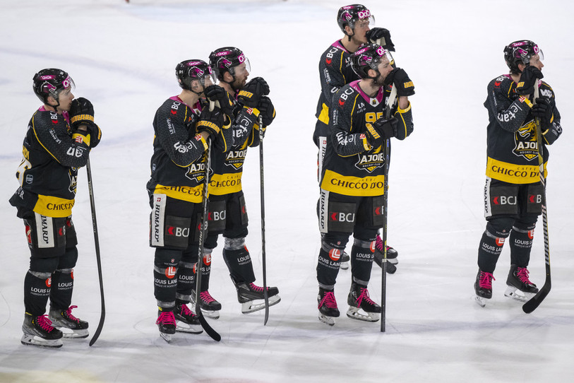 La déception des joueurs du HC Ajoie au terme de la partie. (photo : KEYSTONE / GEORGIOS KEFALAS)