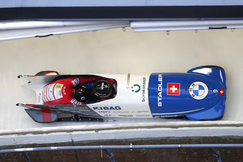 Quentin Juillard (ici derrière son pilote Cédric Follador) a pris le 11e rang de l'épreuve de Coupe du monde en Lettonie (photo : EPA/TOMS KALNINS).