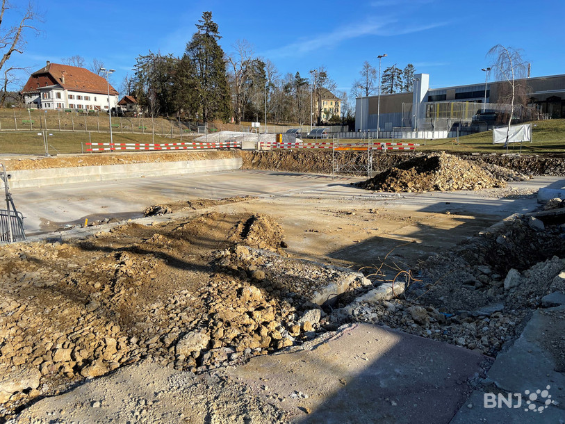 La piscine olympique de la piscine des Mélèzes comportera une ligne d'eau de moins, pour laisser de la place au futur bassin à courants, qui sera construit au premier plan. 