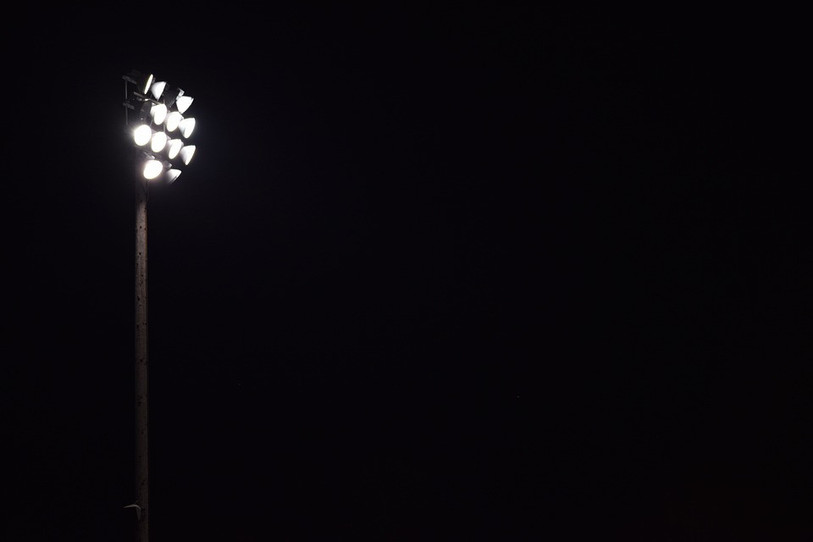 Les éclairages des terrains de football devront passer au LED prochainement. (Photo : ldd)