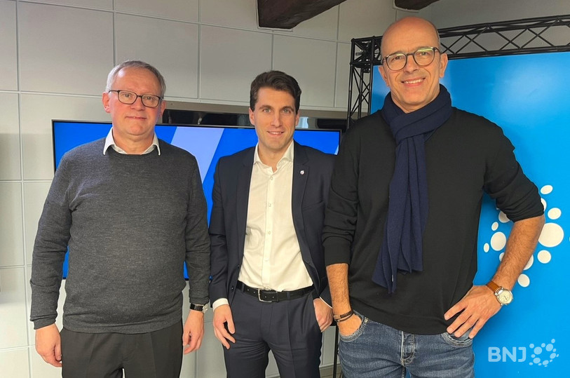 Pierre-Alain Fridez (conseiller national PS/JU), Nicolas Kocher (Jeunes PLR/JU) et Pierre-Alain Berret (directeur de la CCIJ, de gauche à droite) ont débattu sur les deux objets soumis au peuple suisse le 3 mars prochain (13e rente AVS et relèvement progressif de l'âge de la retraite).