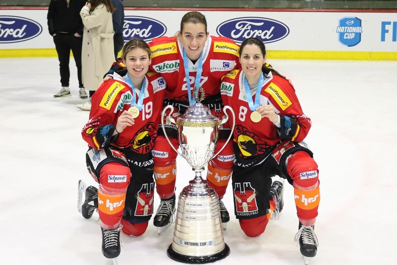 Jade Surdez, à gauche aux côtés des Jurassiennes Sarah Forster et Cindy Joray, a remporté la Coupe de Suisse avec Berne. (Photo : Mauricette Schnider)
