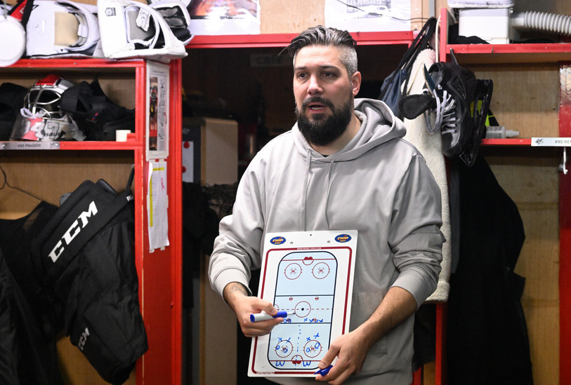 Réal Raemy a eu trois entraînements pour mettre en place sa méthode à la tête du HC Delémont-Vallée avant d'attaquer ce tour contre la relégation (photo : Georges Henz).