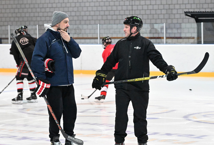 Réal Raemy (à gauche) et Michael Chételat, deux copains pour faire la paire à la tête du HC Delémont-Vallée (photo : Georges Henz).