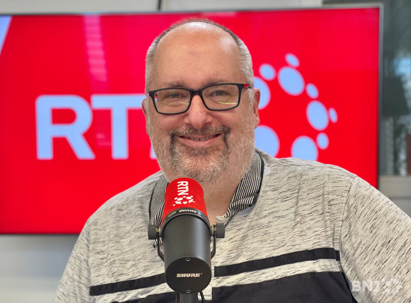Julien Hirt travaille à RTN depuis 1998, dont 22 ans en Matinale. 