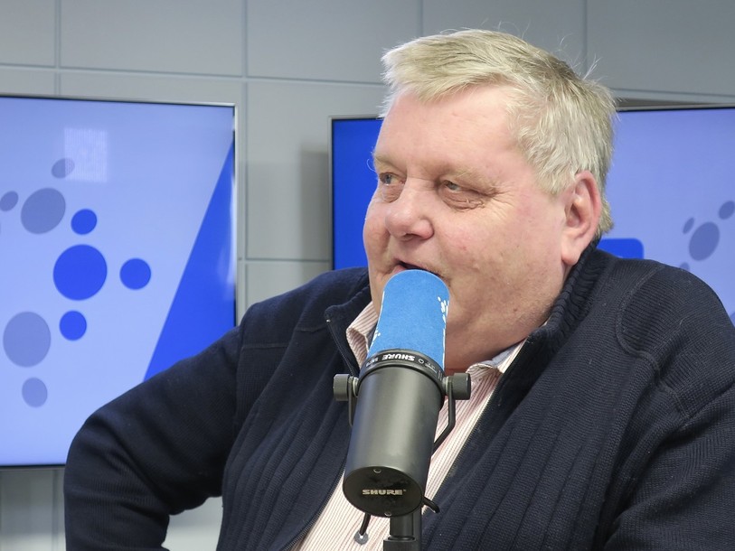 Thierry Meury réalise la chronique « On a marché sur la tête » diffusée tous les jeudis sur RFJ depuis 10 ans.