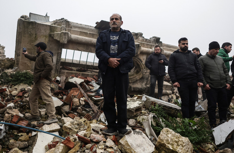 Des hommages se sont déroulés mardi en hommage aux victimes des séismes, comme ici à Hatay. (Photo : EPA/ERDEM SAHIN)