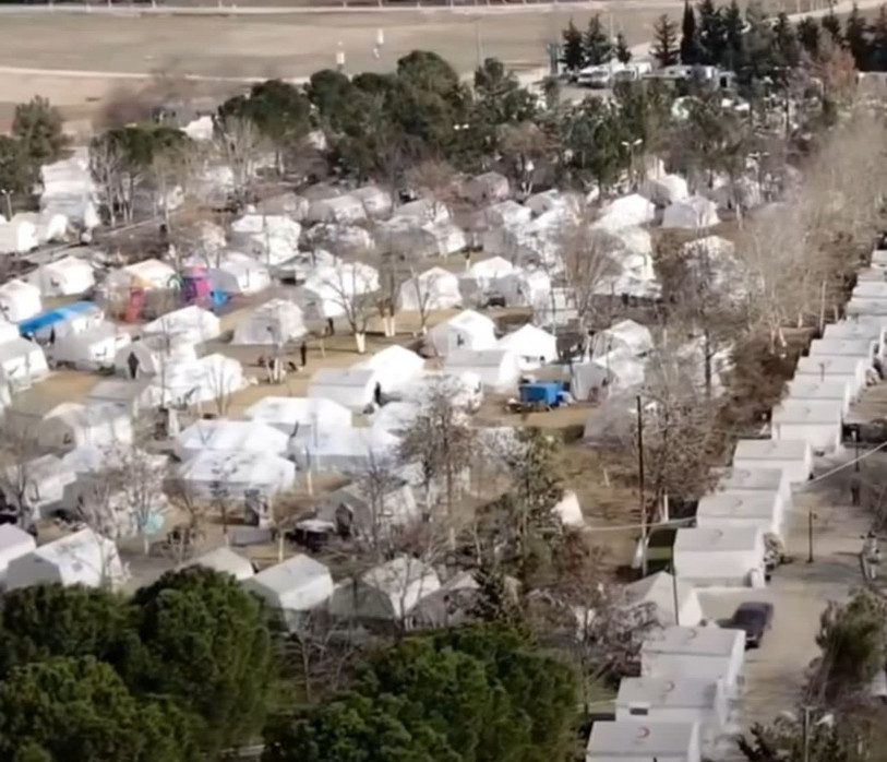 De nombreux habitants sont logés dans des conteneurs provisoires. (Photo : Asef Argüz)