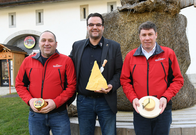 De gauche à droite: Markus Gerber (président de la Fête de la Tête de moine), Stefan Haller (gérant de l'interprofession du Sbrinz) et Martin Siegenthaler (gérant de l'interprofession de la Tête de moine) ont dévoilé les contours de la prochaine édition qui se tiendra les 4 et 5 mai. (Photo : Interprofession de la Tête de moine)