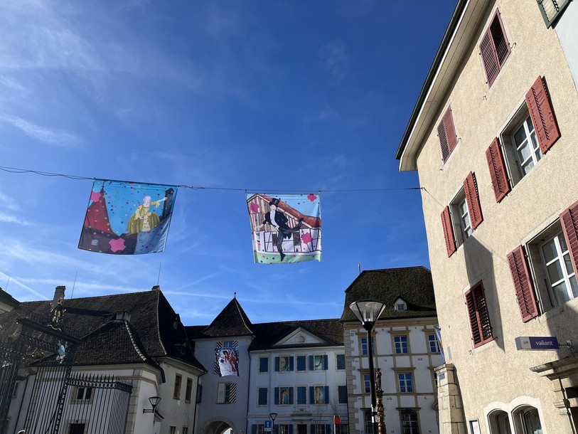 Les nouveaux drapeaux de la ville de Delémont à l'occasion de carnaval.