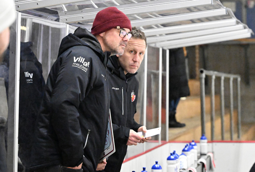 Vincent Léchenne (à gauche) et Steve Pochon poursuivent l'aventure à la tête du HC Franches-Montagnes (photo : Georges Henz).