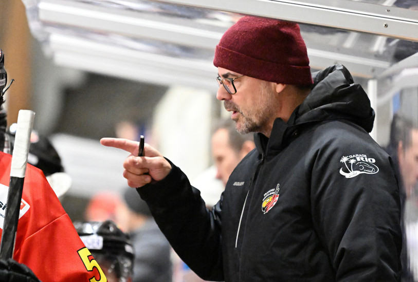 L'entraîneur du HC Franches-Montagnes Vincent Léchenne sent son équipe prête à en découdre en quart de finale des play-off de MyHockey League. (Photo : Georges Henz)