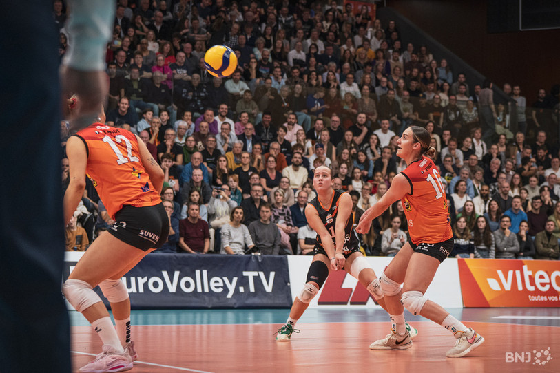 Tia Scambray et Caroline Delley ont dû lutter pour passer l'épaule. (Photo: Albin Tissier)