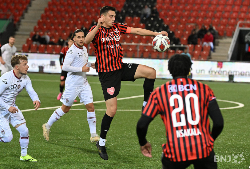 Fatkic prend le dessus sur deux Tessinois... mais c'est bien Bellinzone qui sortira vainqueur de cet affrontement. (Photo : Georges Henz)