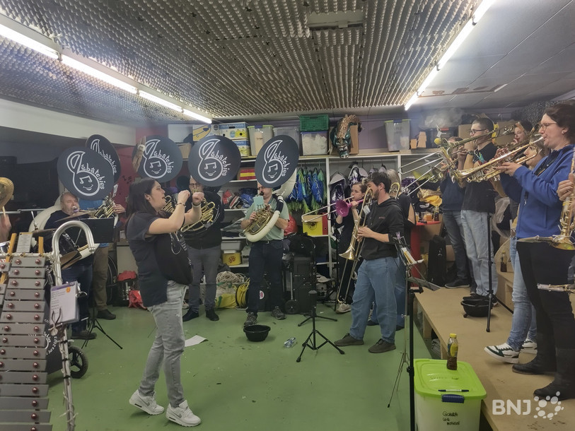 Les Débâtchies en pleine répétition dans leur local de Glovelier, sous la direction de Noémie Wirz.