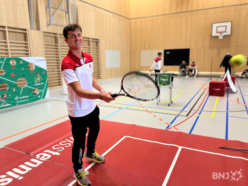Damien Wenger, en mode décontracté sur un court miniature, a pu continuer à s'entraîner dans son club neuchâtelois et au centre national à Bienne.