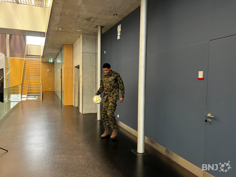 Jongler en bottes de combat, c'est possible quand on s'appelle Aurèle Amenda !