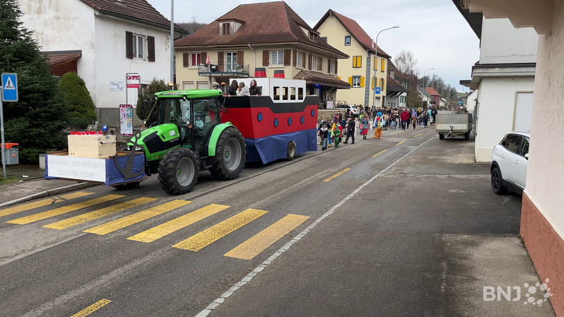 De nombreux enfants ont participé au cortège de carnaval, guidés par le char-paquebot, ce samedi après-midi à Courtemaîche.