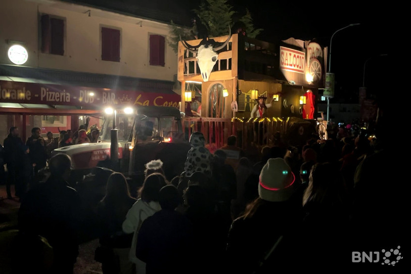 Plusieurs chars et cliques ont foulé les rues de Bassecourt ce samedi soir.