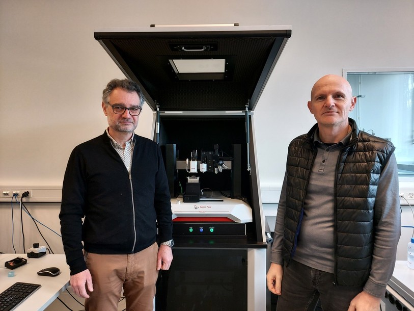 Pierre Voumard (à gauche) et Richard Consiglio présentent l'instrument d'indentation.