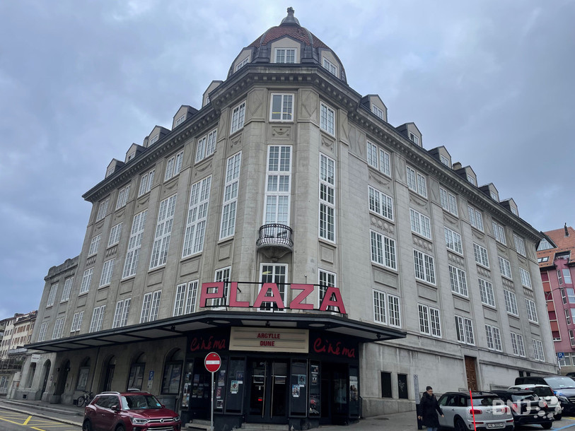 Le cinéma Plaza, situé dans la Maison du peuple à La Chaux-de-Fonds, est fermé le temps d'en savoir davantage sur les causes de la chute d'une partie du faux plafond survenu dimanche soir lors de Ludesco (photo : archives).