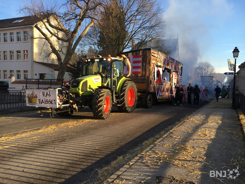 Les chars des jeunesses des communes ajoulotes se sont retrouvés mardi matin à Porrentruy pour un ultime défié.