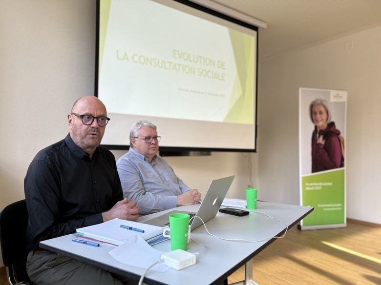 François Dubois et Gérard Bonvallat (de gauche à droite) ont présenté mardi la situation vécue par Pro Senectute Arc Jurassien.