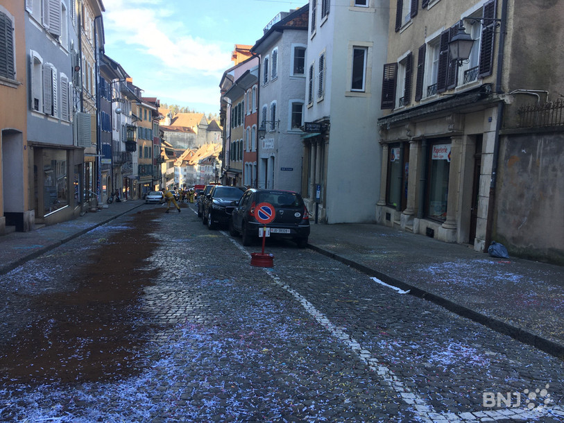 Après les confettis, place à l'huile sur les pavés de Porrentruy.