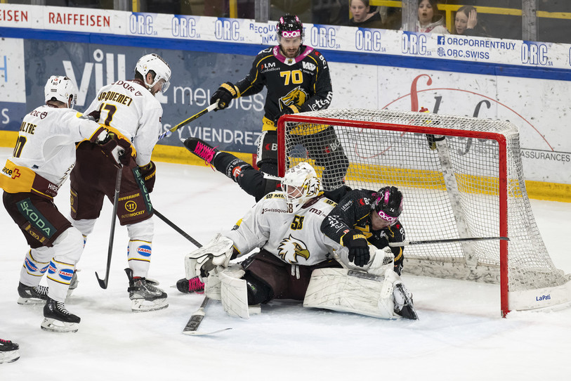 L'attaquant du HC Ajoie Gregory Sciaroni n'est pas parvenu à marquer mardi soir, même en mettant le gardien adverse au sol (photo : KEYSTONE/Anthony Anex).