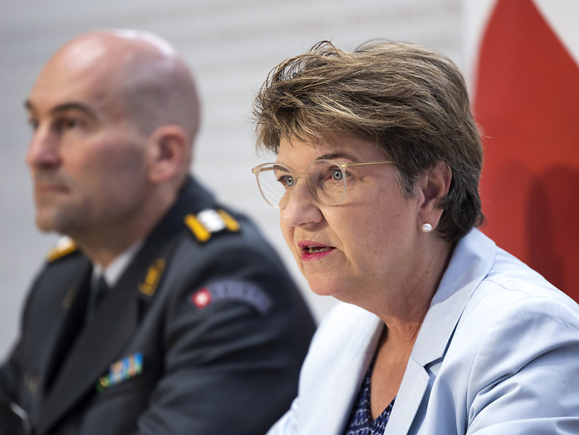 La ministre de la défense Viola Amherd a dmeandé mercredi 4,9 milliards pour équiper l'armée. (archives). CREDIT: KEYSTONE/PETER KLAUNZER.