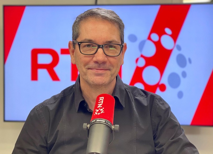  Fabio Benoît, auteur et policier observe que l’imagination peut aider les policiers et le travail d’enquête peut venir nourrir le polar.