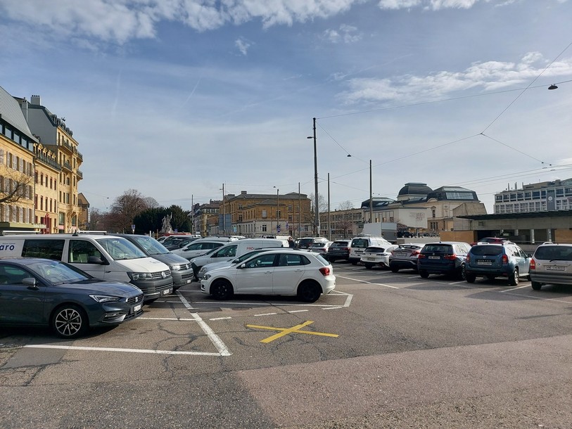 Le projet est de supprimer les places de parking en surface sur la place Alexis-Marie-Piaget à Neuchâtel et d'étendre l'ouvrage du Port. (Photo : archives)
