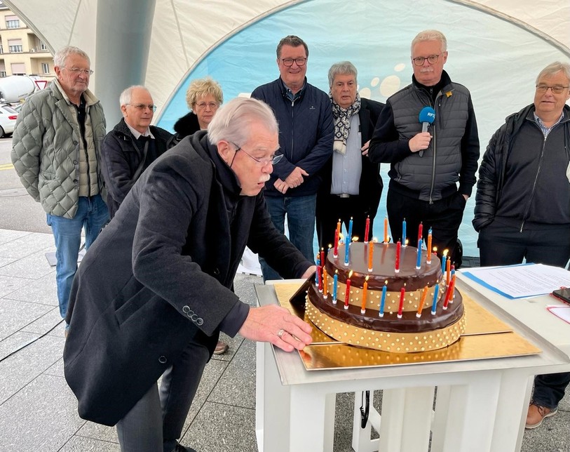 Pierre Steulet souffle les bougies du gâteau des 40 ans, réalisé par la boulangerie Roelli à Porrentruy.