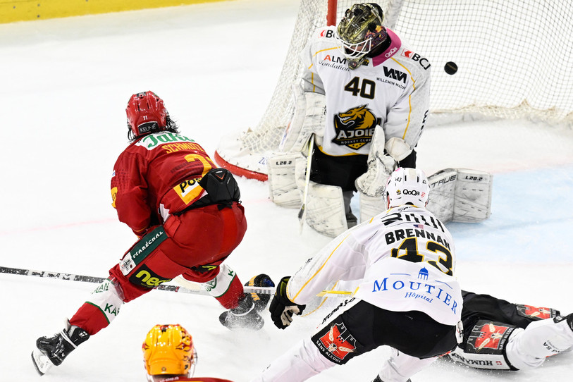 Malgré un gros match de son gardien Damiano Ciaccio, le HC Ajoie a capitulé à cinq dixièmes de la fin de la prolongation vendredi soir à Langnau sur ce but de Julian Schmutz (photo : KEYSTONE/Marcel Bieri).