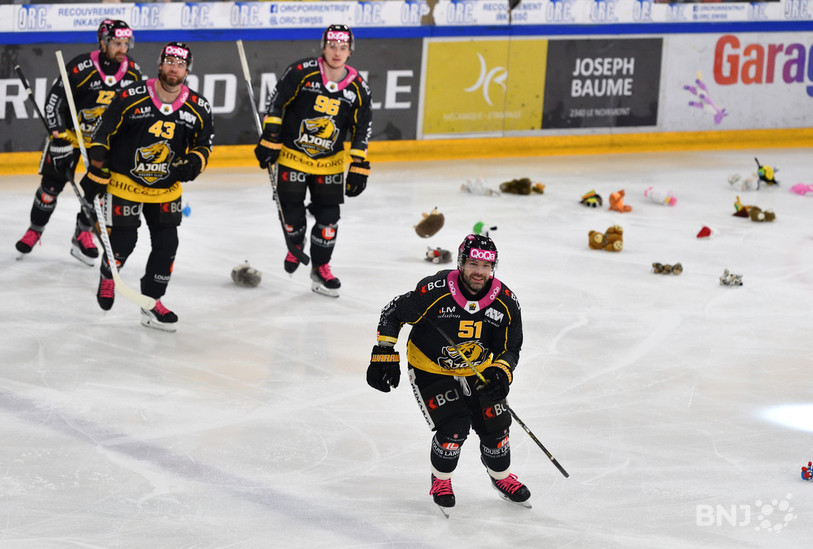 En ouvrant la marque samedi soir, le défenseur du HC Ajoie Alain Birbaum a déclenché une pluie de peluches sur la glace de Porrentruy (photo : Georges Henz).