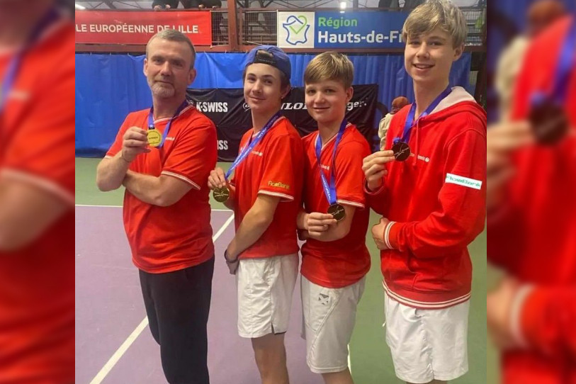 Thomas Gunzinger (à droite), avec son coach Philip Wallbank et ses coéquipiers Flynn Thomas et Mateo Fluri. (Photo : Instagram / FEF Production).
