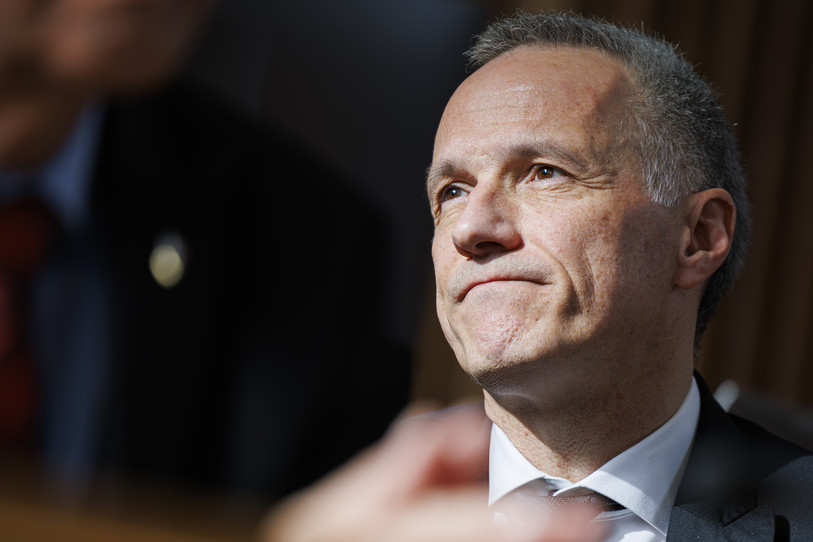 Le Grand Conseil neuchâtelois a rendu hommage mercredi au conseiller d'Etat Laurent Kurth, qui quitte ses fonctions fin février. (Photo : KEYSTONE / Valentin Flauraud)
