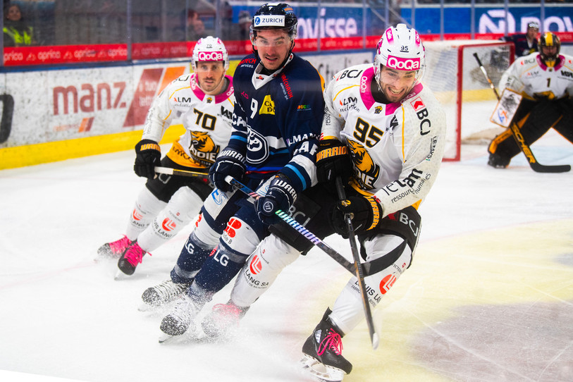 L’attaquant ajoulot Kevin Bozon au duel avec le Léventin Laurent Dauphin. (photo KEYSTONE : Samuel Golay)