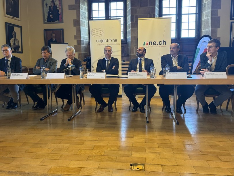 Des représentants des communes et du gouvernement neuchâtelois (de gauche à droite : Daniel Geiser, Philippe Rouault, Daniel Rotsch, Laurent Kurth, Laurent Favre, Alain Jeanneret et Frédéric Mairy)  se sont réunis pour signer le nouvel Accord de positionnements stratégiques.