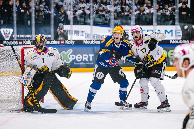A l’image de Thomas Thiry face au TopScorer Markus Sörensen, la défense d’Ajoie n’a laissé aucun centimètre à l’attaque fribourgeoise samedi devant le but de l’excellent Tim Wolf. (Photo KEYSTONE : Adrien Perritaz)
