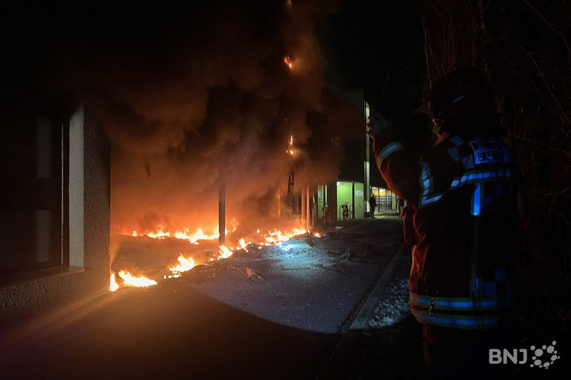 Les pompiers ont dû intervenir la nuit de samedi à dimanche pour un incendie dans un immeuble à Yverdon. (Photo: Police vaudoise)