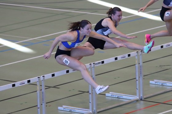 Mégane Cividino (au premier plan) en piste pour une médaille d'or. (Photo Cep Cortaillod)
