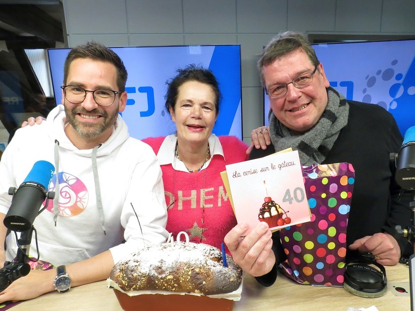 Alexandre Christe (à gauche) et Claude Cattin entourent la reine des dédicaces, Christine Jubin.