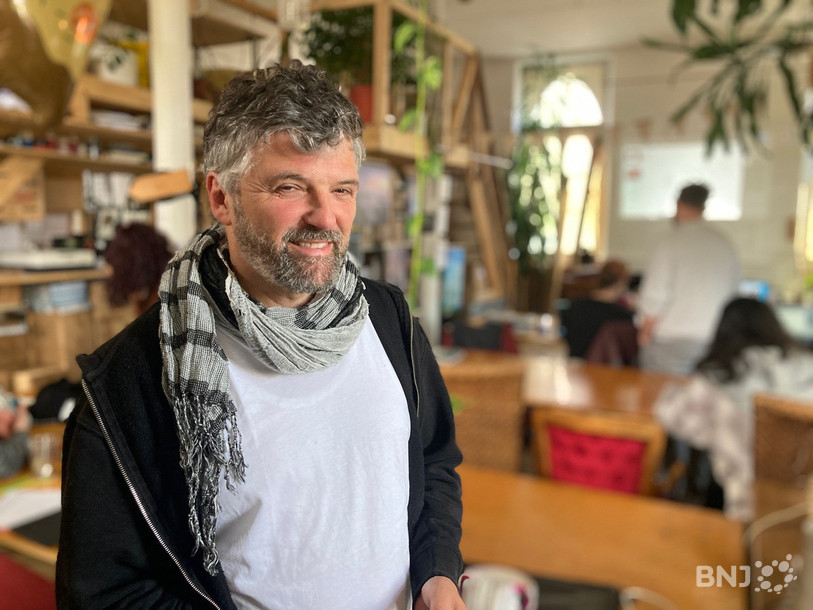 L'auteur de bandes dessinées Alain Auderset a installé une salle de cours dans son atelier à St-Imier.